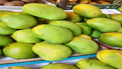 fresh mangoes at a market