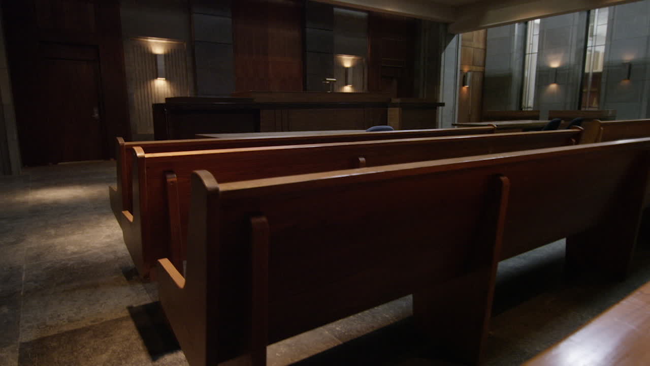 재판을 위한 현대 법정실의 스테디캠 뷰