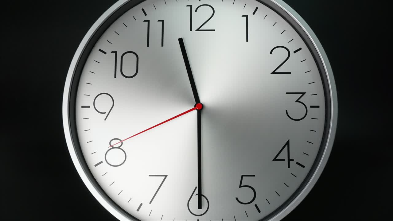 el reloj de pared de plata dice la hora del reloj de las doce.