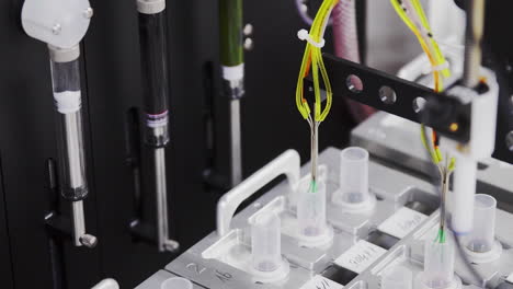 laboratorio automatizado en técnicamente avanzado la clínica está llevando a cabo un estudio destinado a combatir la diabetes, un análisis profundo de la sangre y las células del páncreas