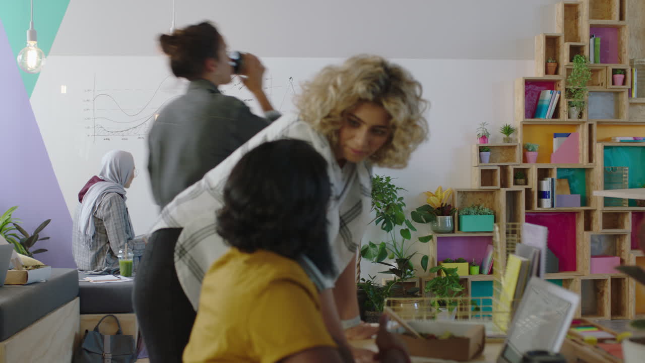 jóvenes empresarios multiétnicos haciendo lluvia de ideas estudiantes colaborando discutiendo ideas creativas trabajando juntos en oficinas ocupadas diversas compartiendo comunicación disfrutando del trabajo en equipo