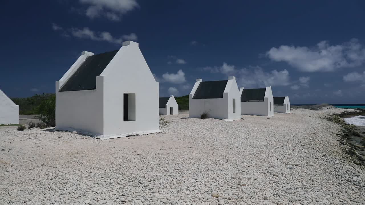 보네르의 기념비와 노예 오두막