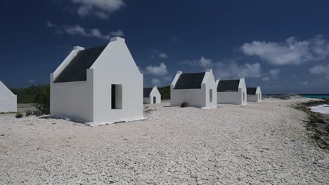 los monumentos y chozas de esclavos de bonaire