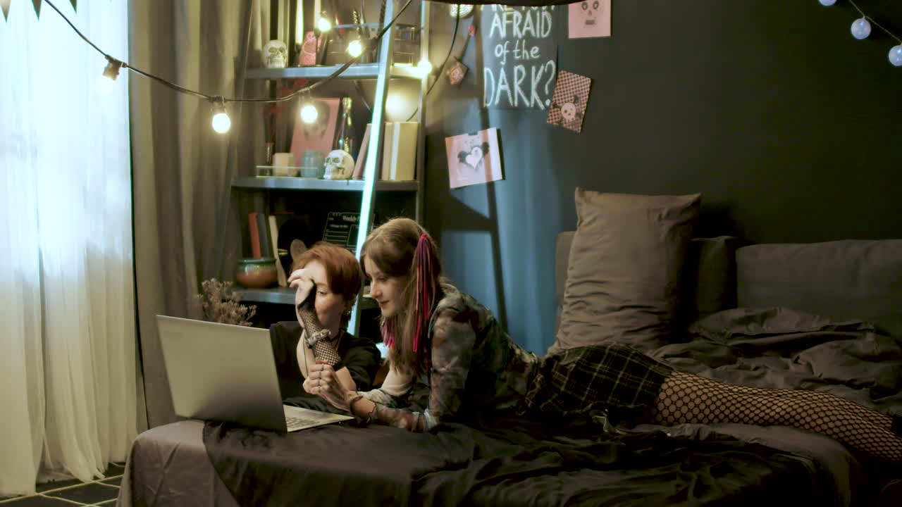 друзья в спальне