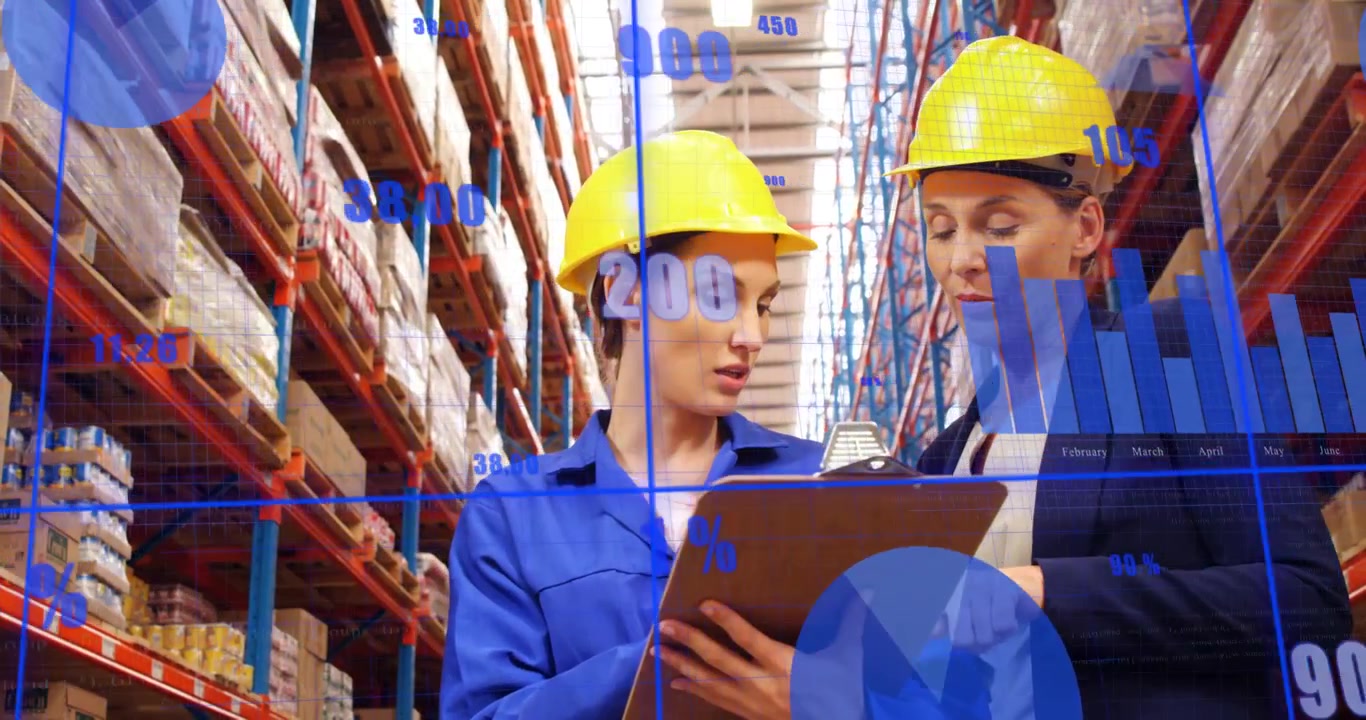 Manager che indica una clipboard e guida un lavoratore, con grafici blu che si sovrappongono ai dati di inventario del magazzino.