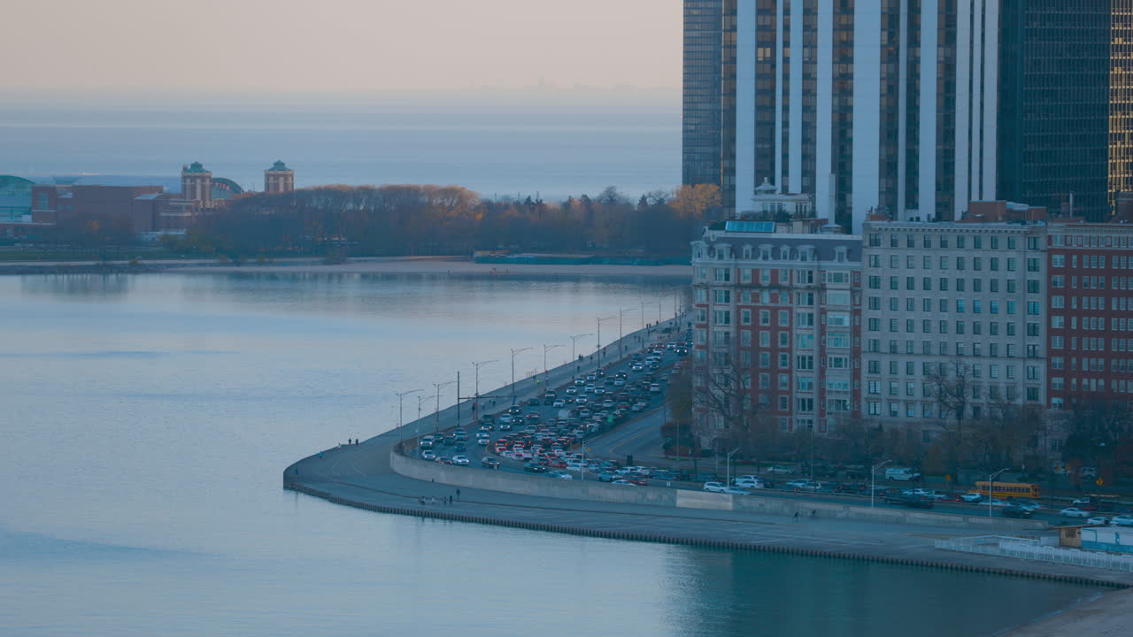 시카고 시내의 호수  도로에서 많은 양의 교통이