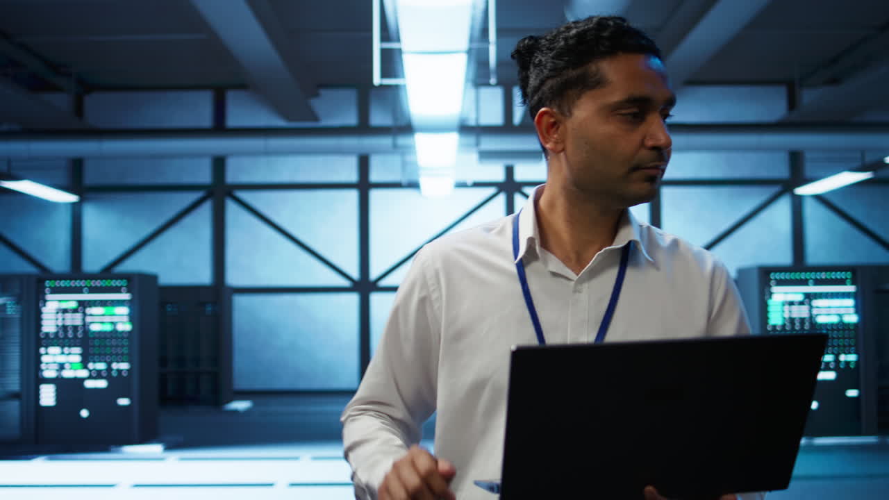 administrador del sistema en el centro de datos utilizando el cuaderno