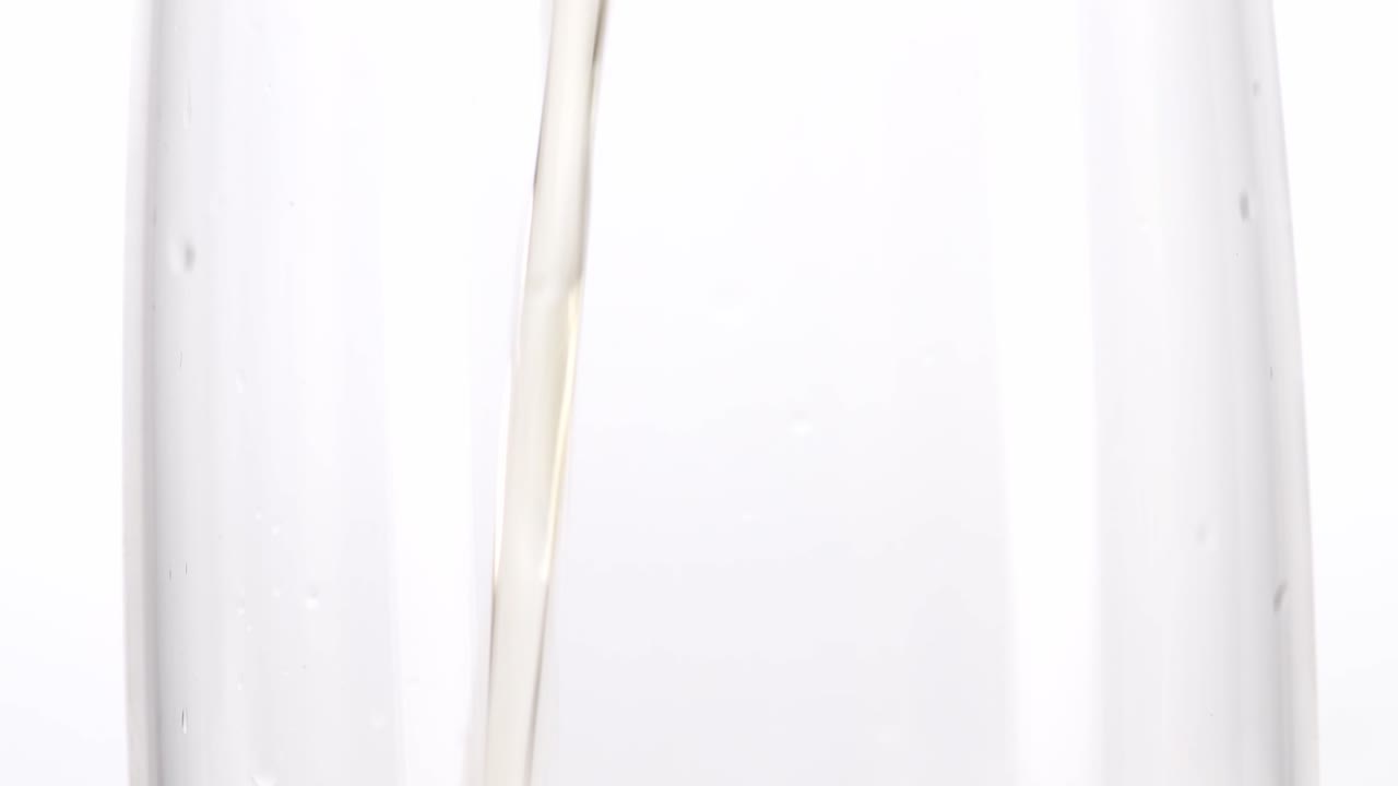 vertiendo cerveza en el vaso