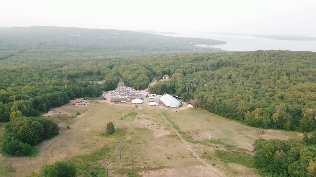 снимок с вертолета театра "шотаука" и его окрестностей в районе озера верхнее