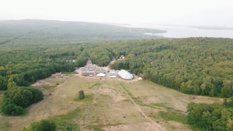 toma de helicóptero del teatro big top chautauqua y sus alrededores en la región del lago superior