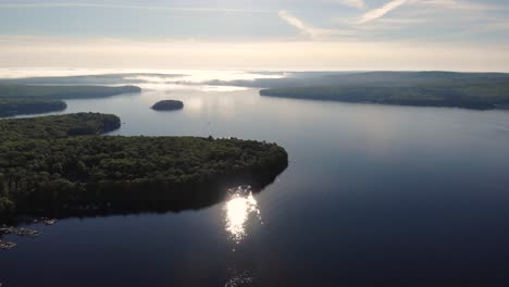 Schöne-Aussicht-Auf-Den-See-Wallenpaupack-In-Pennsylvania-Am-Morgen-Mit-Blick-Auf-Ruhiges-Wasser-Und-Wald