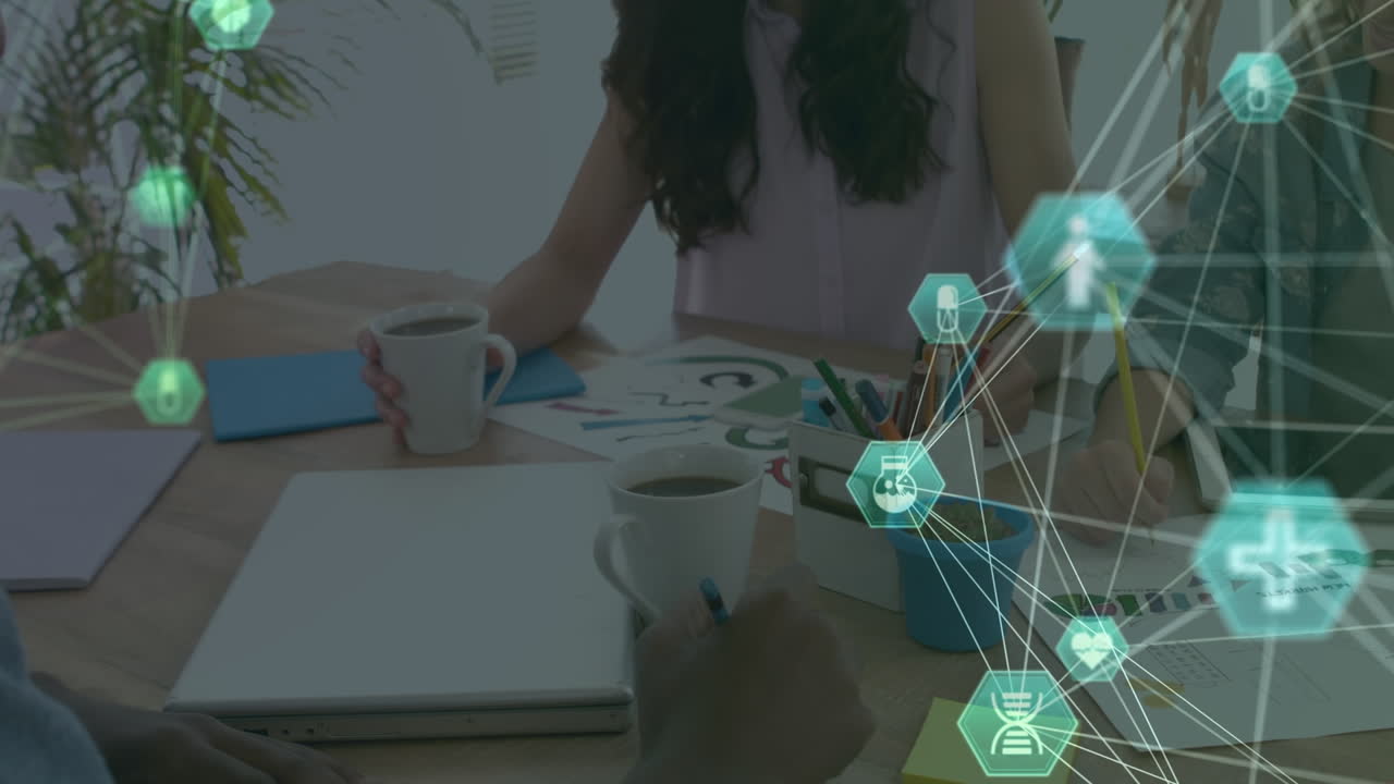 animación del procesamiento de datos sobre la escritura de los empresarios caucásicos