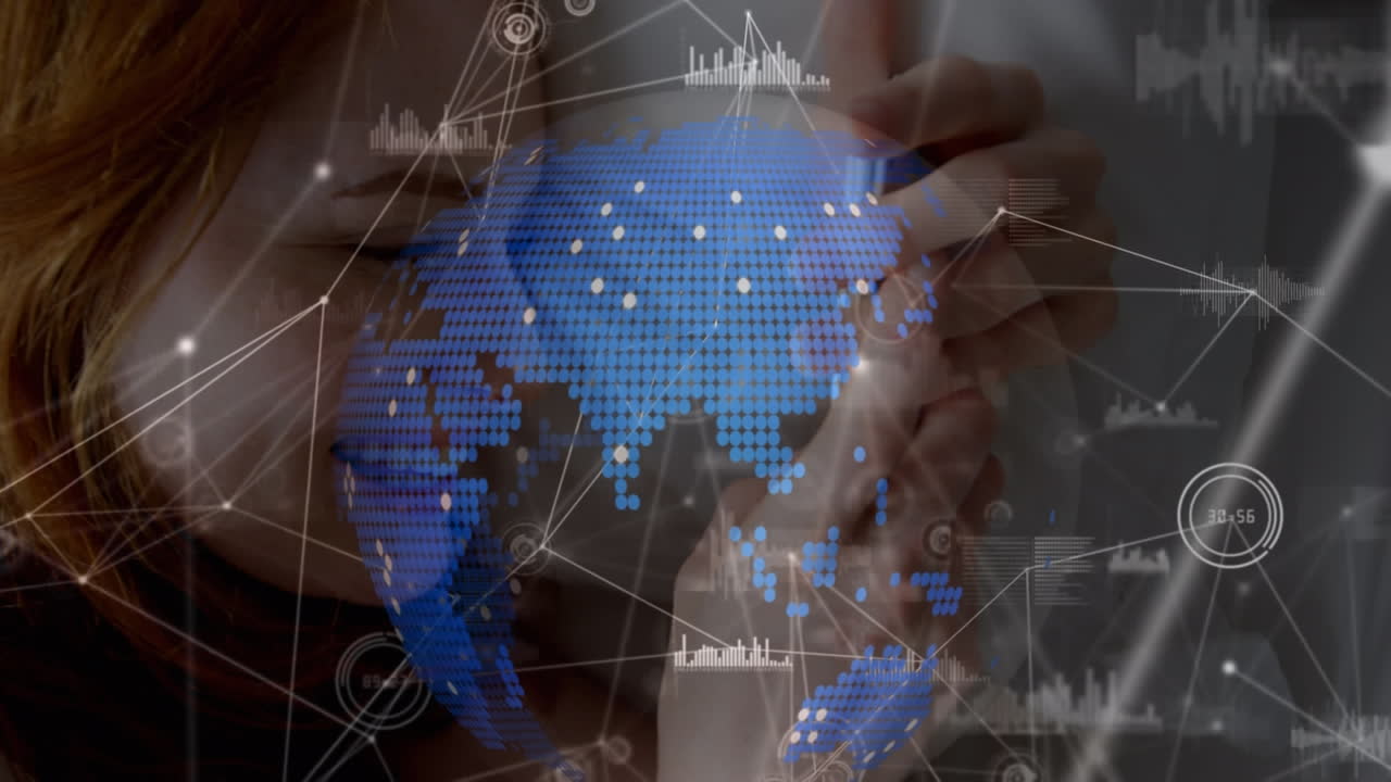 animación del globo y procesamiento de datos sobre una mujer de negocios caucásica que usa un teléfono inteligente