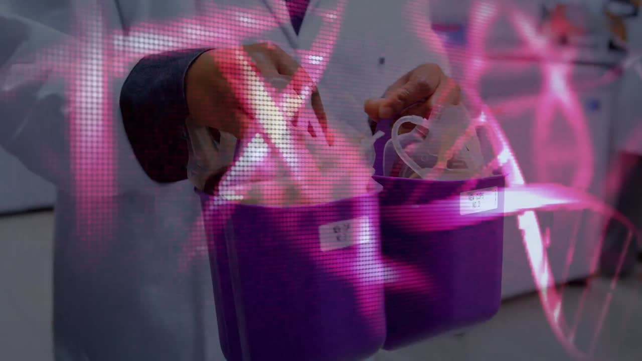 animación de una cadena de adn sobre una científica biracial en el laboratorio