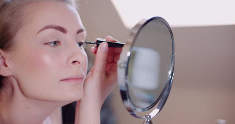 Mujer-Haciendo-Maquillaje-Pintando-Pestañas-Con-Rimel-7