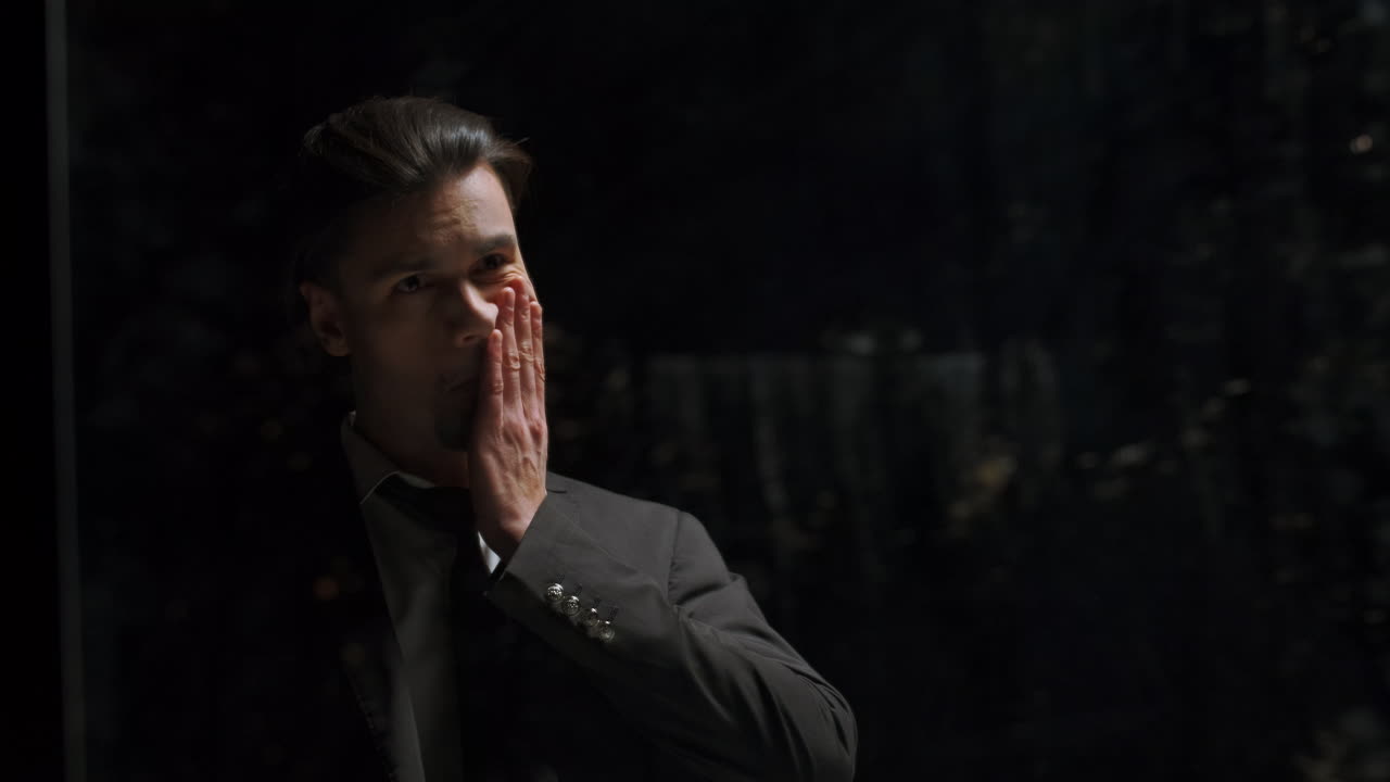 hombre cubriendo su cara