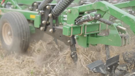 demostración de maquinaria agrícola en una exposición. los tractores operan en el campo, mostrando sus capacidades y rendimiento en acción
