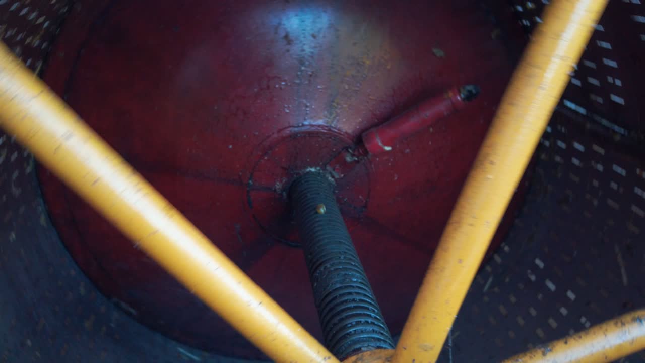 포도 프레스, 과일을 분쇄하는 대형 드럼 프레스, 현대 농업 기계, 클로즈업