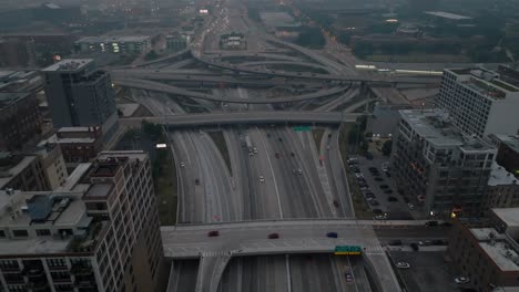 Autobahnkreuz-In-Einer-Riesigen-Amerikanischen-Stadt