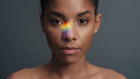 Retrato-Multicolor-Hermosa-Mujer-Afroamericana-Con-Luz-Colorida-Reflejada-En-Una-Piel-Suave-Y-Saludable,-Atractivo-Concepto-De-Cuidado-De-La-Piel-Femenina-Sobre-Fondo-Gris