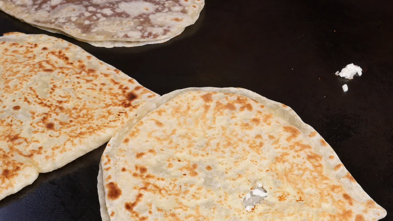 cocinando panes planos en una sartén caliente