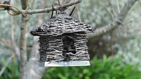 Hölzernes-Vogelhaus,-Das-In-Einem-Baum-Hängt,-Nahaufnahme