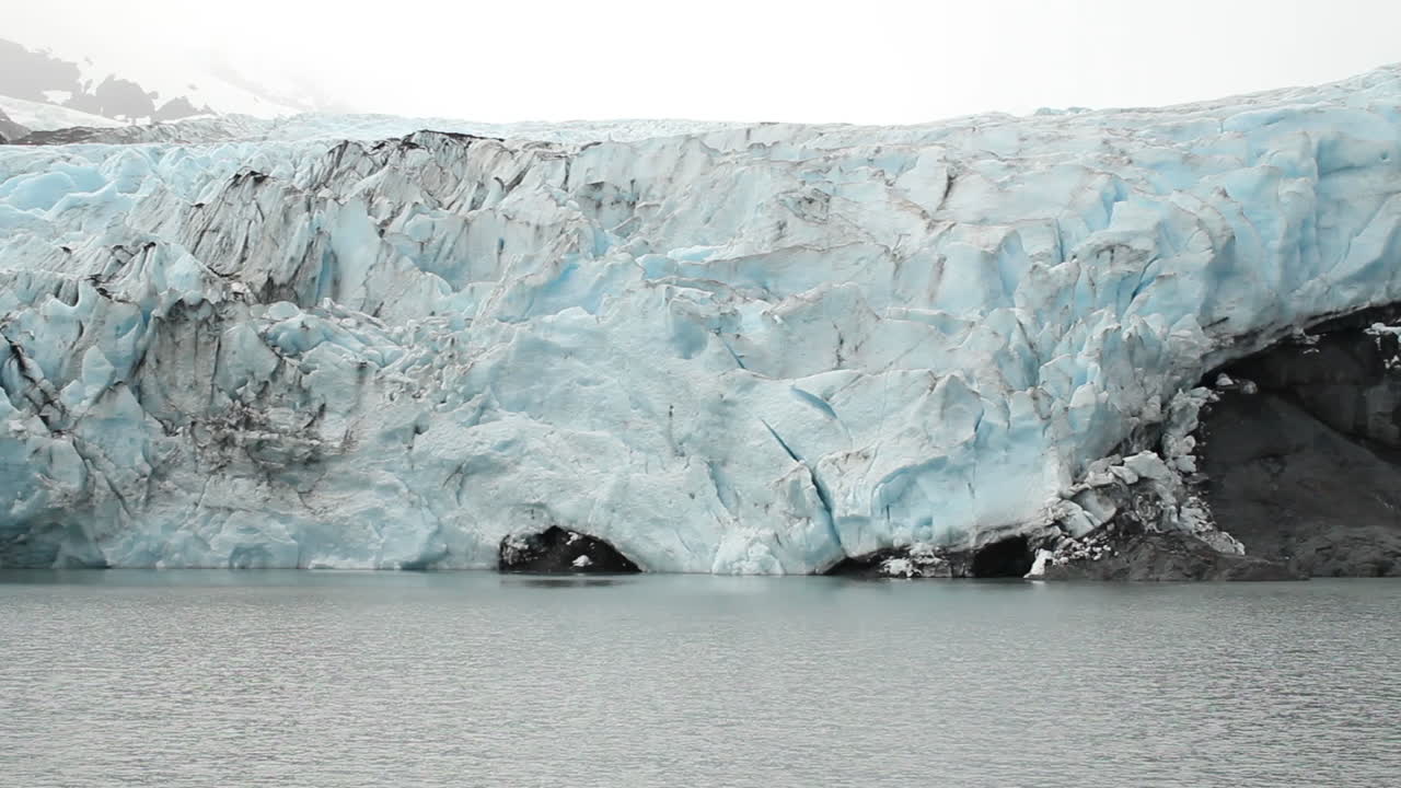 flotando por un glaciar en un día de niebla en alaska