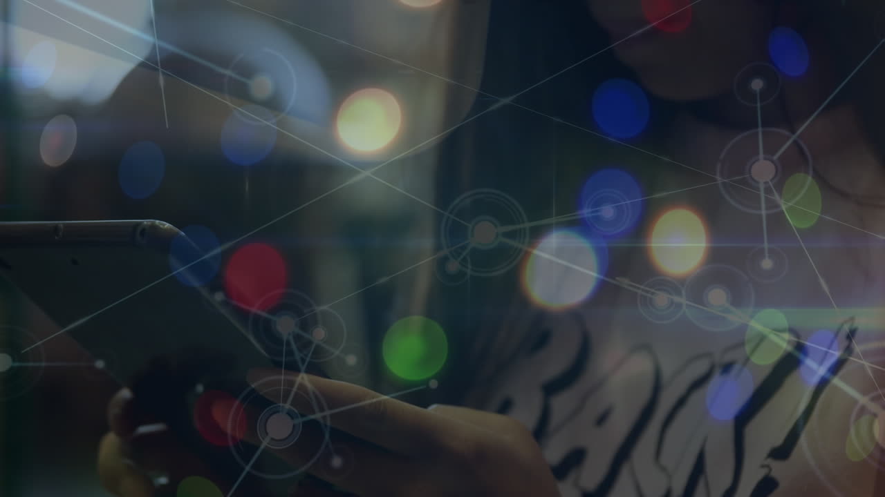 animación de la red de conexiones sobre las manos de un niño asiático con un teléfono inteligente