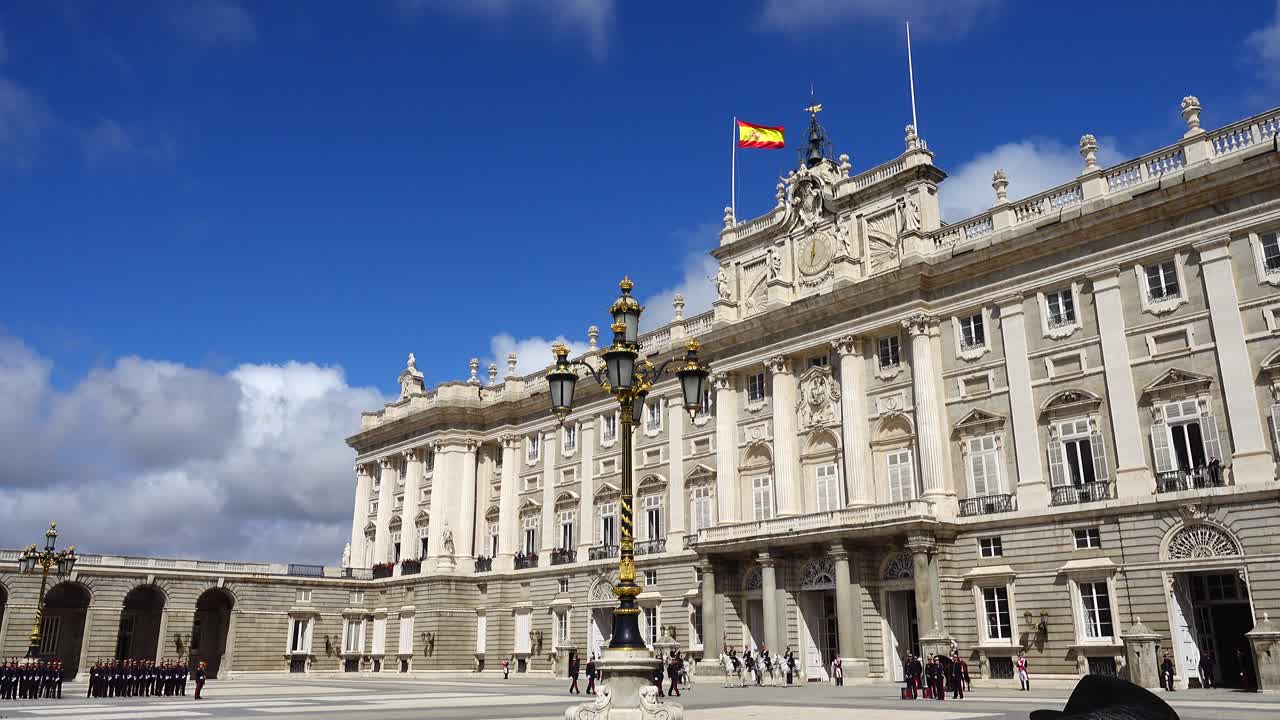 La cerimonia del Solenne Cambio della Guardia al Palazzo Reale di Madrid. MADRID, SPAGNA - 04 APRILE 2018: La cerimonia del Solenne Cambio della Guardia al Palazzo Reale di Madrid. Questo è un evento famoso che si tiene il primo mercoledì di ogni mese