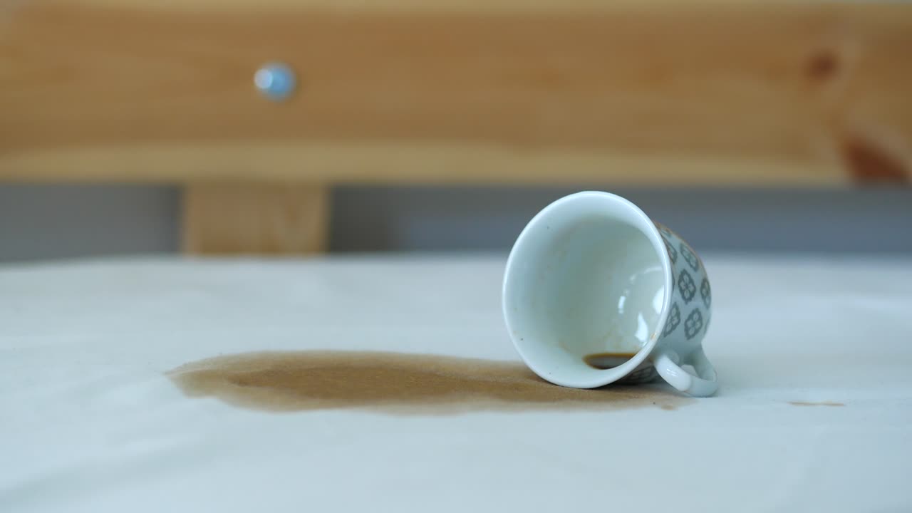 테이블 위에 흘린 커피