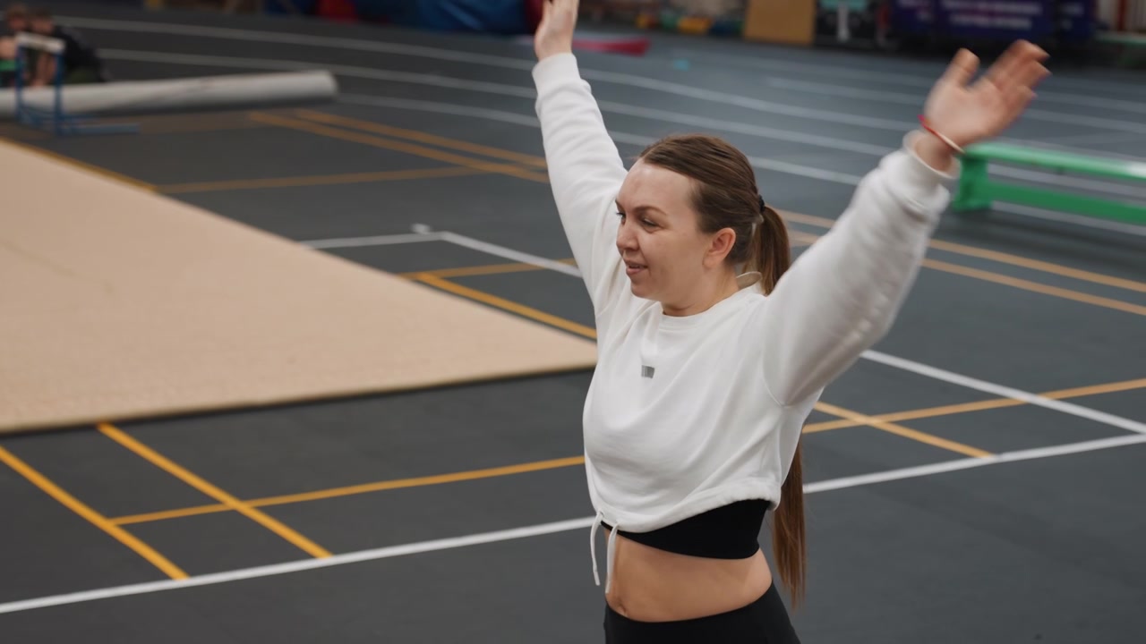 Un giocatore si prepara a servire. Un'atleta donna concentrata si appresta a eseguire un servizio di badminton indoor. Un'atleta determinata si posiziona meticolosamente per effettuare un servizio di badminton preciso al chiuso.
