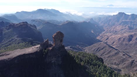 sobrevuelo de roque nublo, una roca volcánica en la caldera de tejeda, gran canaria, islas canarias, españa