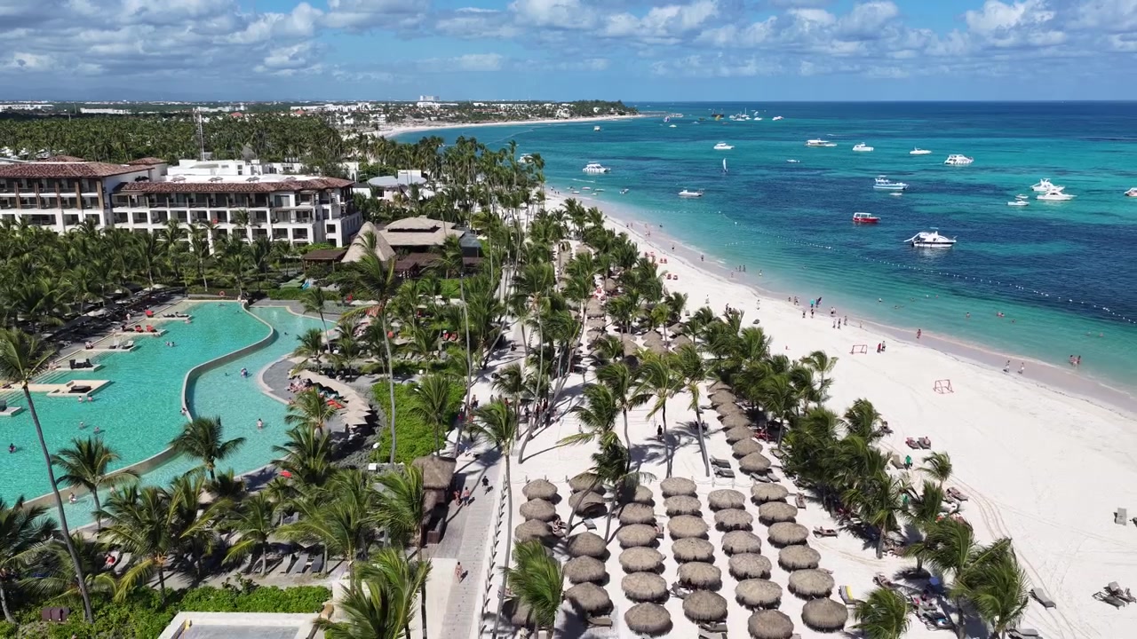 Bavaro Skyline in Punta Cana, La Altagracia, Dominikanische Republik. Paradiesische Landschaft mit Strandresorts. Beliebtes Reiseziel