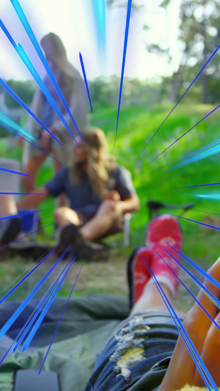 Video vertical: POV sosteniendo una taza, observando a alguien sentado alcanzando una nevera portátil, comenzando una comida de campamento con superposición azul