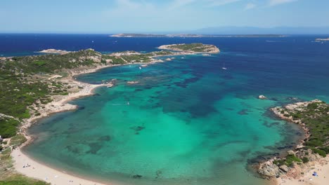 playa de arena blanca y bahía azul turquesa en el archipiélago de la maddalena, cerdeña, italia - antena