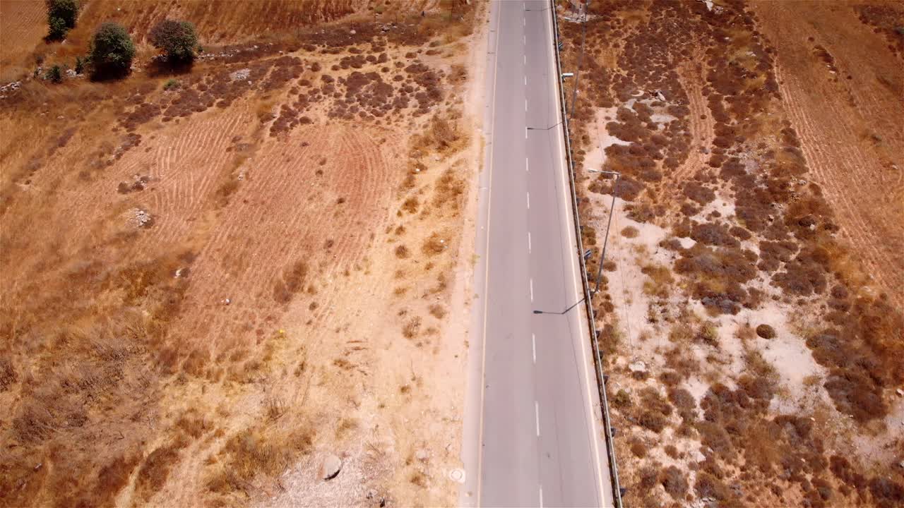 건조 한 풍경 을 가로질러 있는 도로 의 공중 사진
