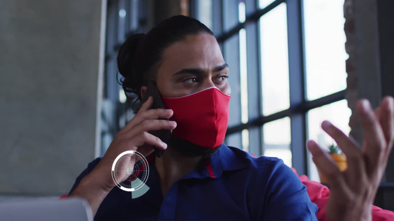 Video di interfaccia digitale su uomo di etnia mista con mascherina in un ristorante