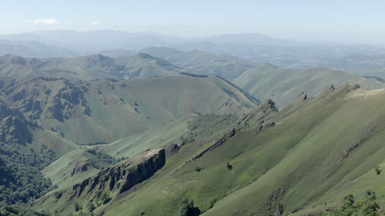 Vista aerea di una cresta montuosa rocciosa e affilata e ripidi pendii verdi al Col de Sourzay, Lecumberry, Pirenei, Francia