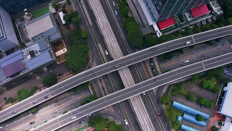 Automóviles-Circulando-Por-La-Carretera-Y-La-Calle-Del-Paso-Elevado-Durante-El-Día-En-Kuningan,-Yakarta,-Indonesia