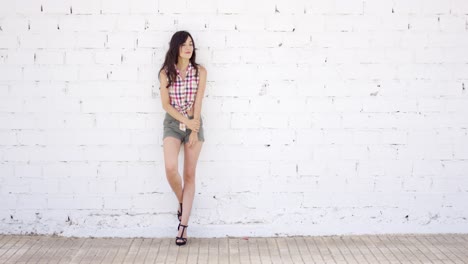 joven sexy en pantalones cortos de verano