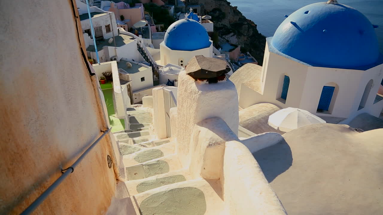 hermosas iglesias, pasarelas y edificios adornan la isla de santorini en las islas griegas