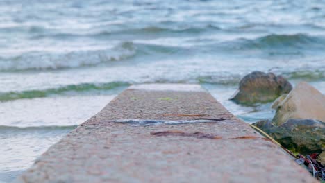 agua que fluye a través de las rocas. malmö suecia