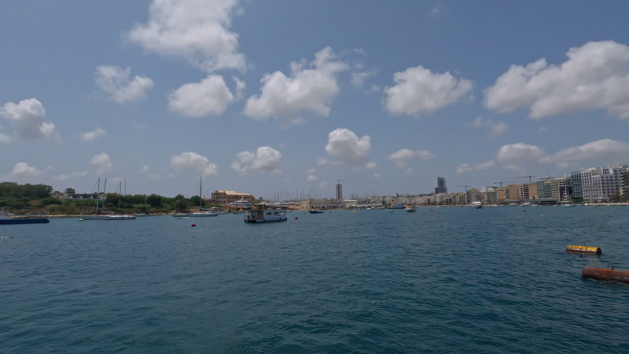 viaje en barco con vistas turísticas al puerto de malta
