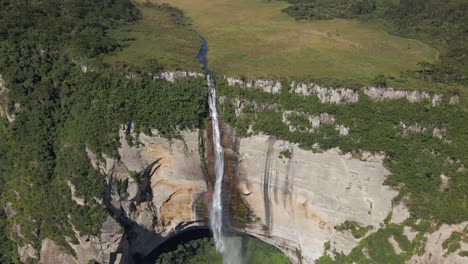 vista aérea de la cachoeira rio dos bugres en urubici, santa catarina, brasil