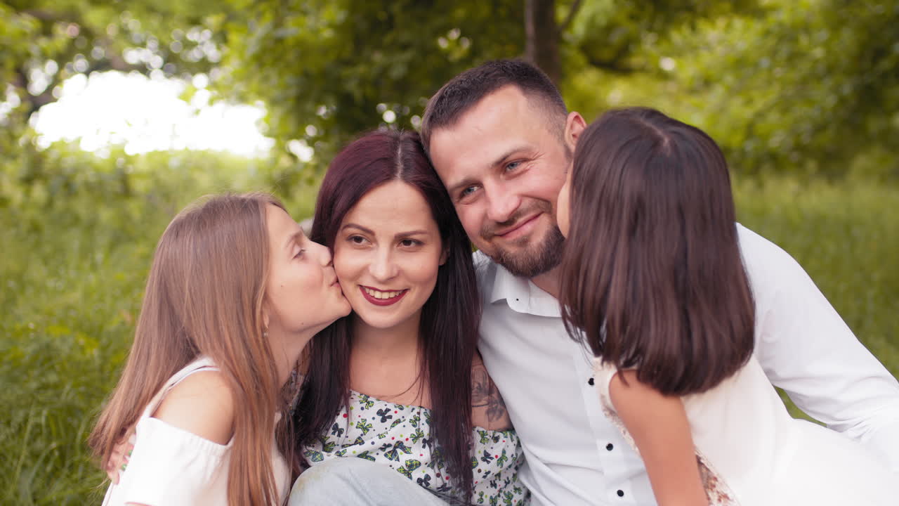 retrato de família feliz num parque
