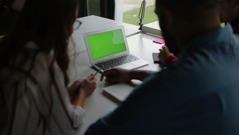 Laptop-Mit-Grünem,-Leerem-Bildschirm-Auf-Dem-Tisch.