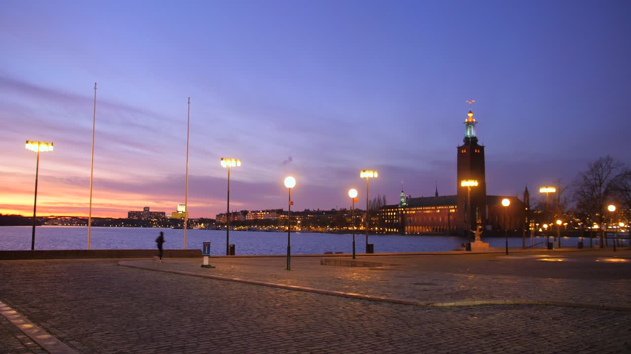 panorámica a través de la colorida puesta de sol durante el disparo del amanecer desde el casco antiguo de gamla stan evert taubes terrass en estocolmo, suecia