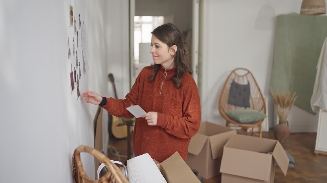 mujer mudándose a un nuevo hogar
