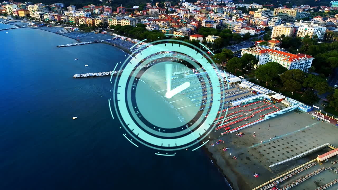 animación de manecillas giratorias en el reloj sobre el puerto y la ciudad costera moderna