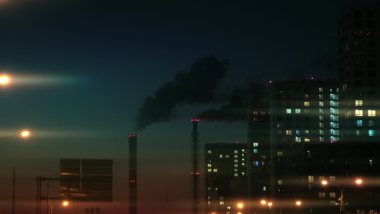 Chimeneas producen humo negro cerca de casas. Paisaje urbano